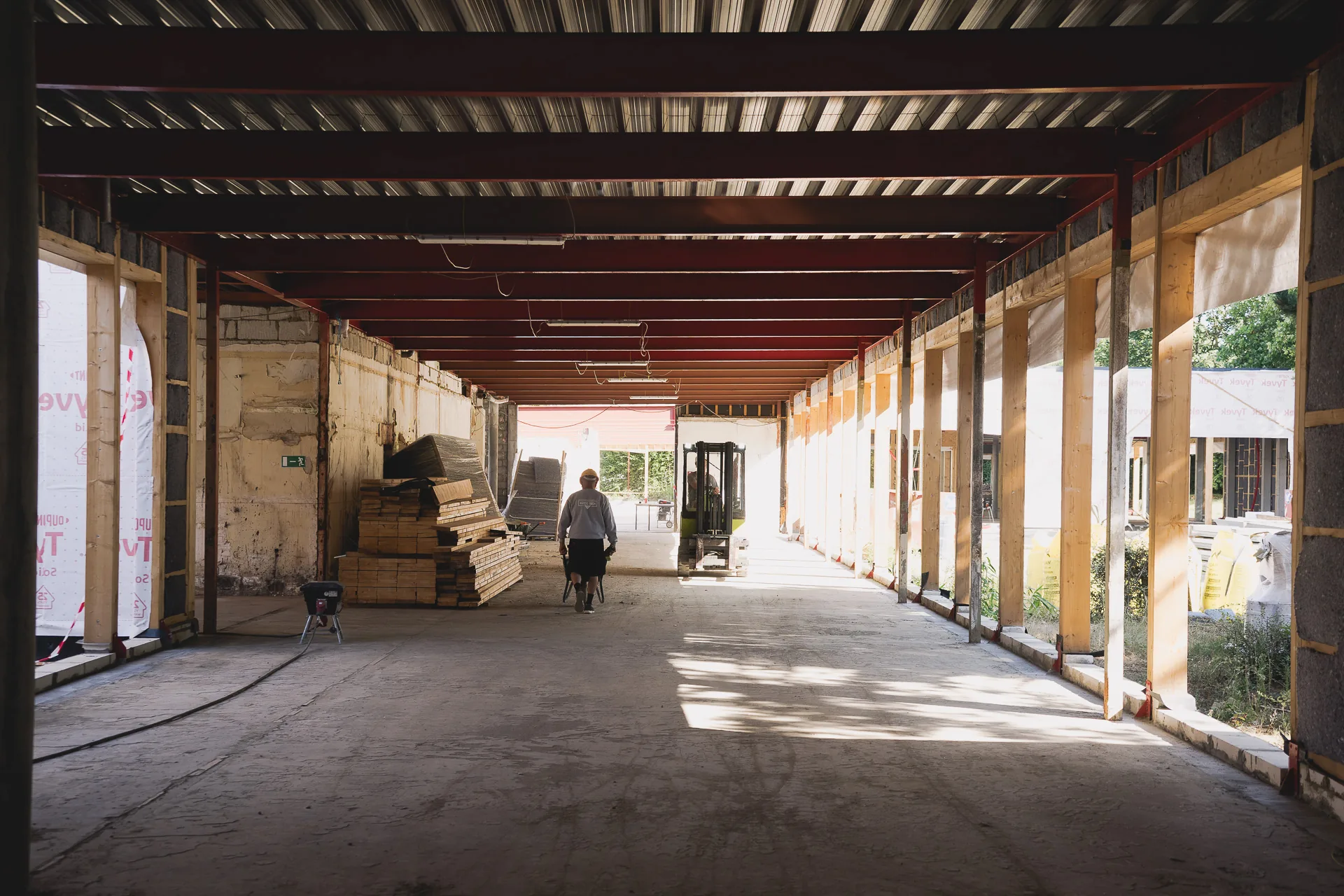 Enfilade intérieure, la structure d'acier repeinte et le sol dégagé