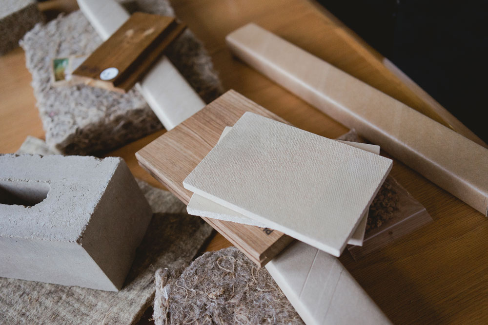 Échantillons de matériaux posés à plat · fibre de bois, cellulose, bloc de terre crue