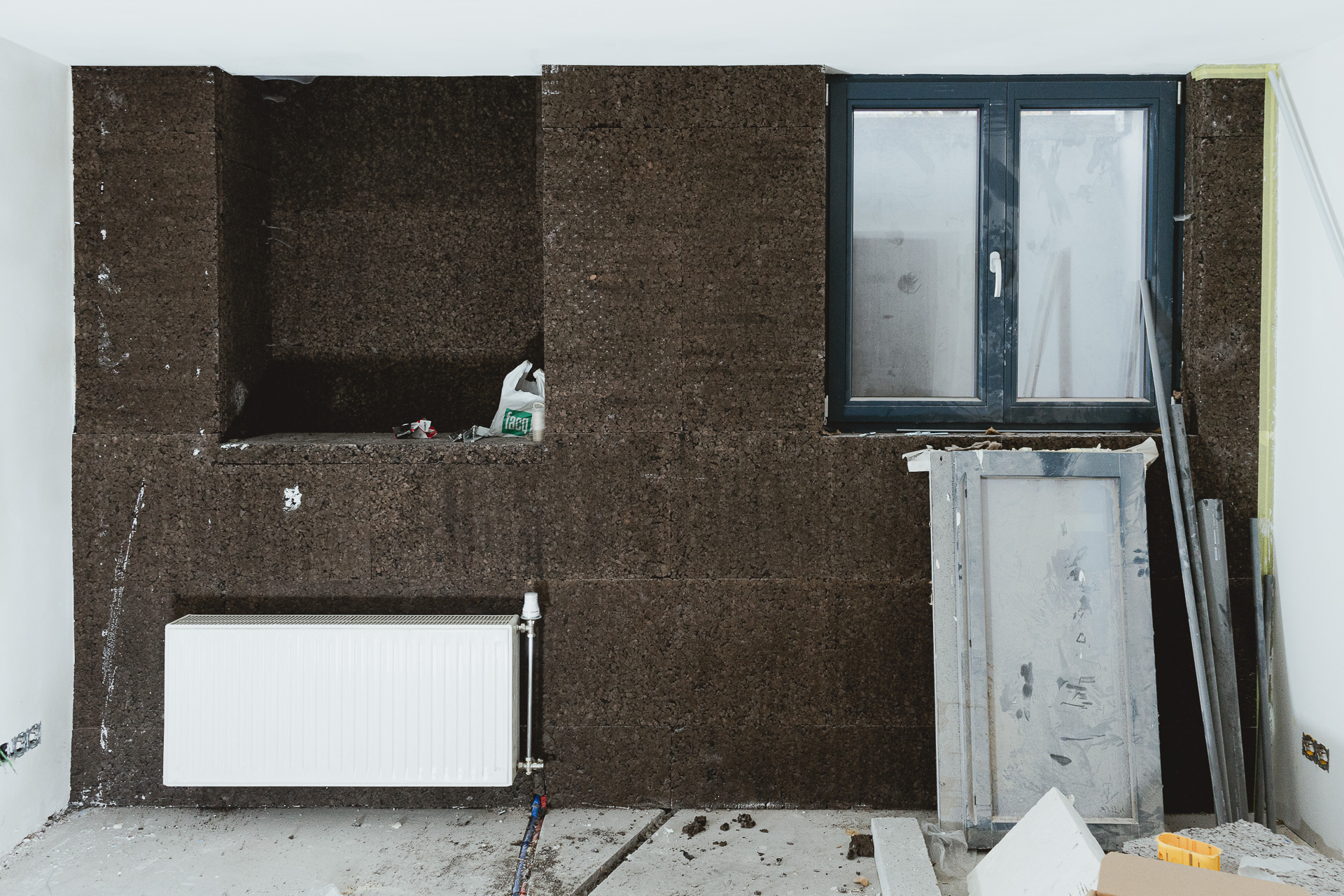 Mur isolé en panneaux de fibre végétale, chantier de rénovation en cours